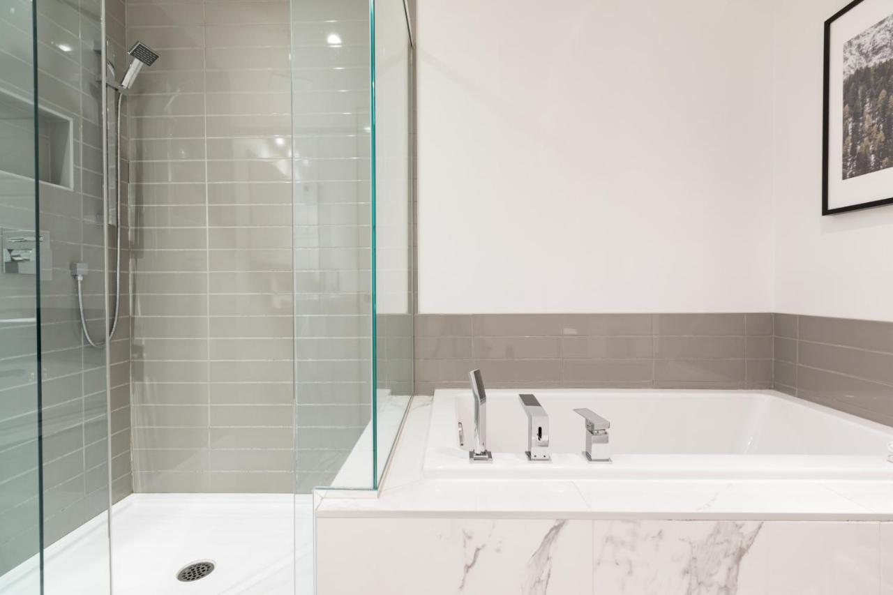 Sleek Condo In The Heart Of Little Italy By Den Stays Montreal Pokoj fotografie