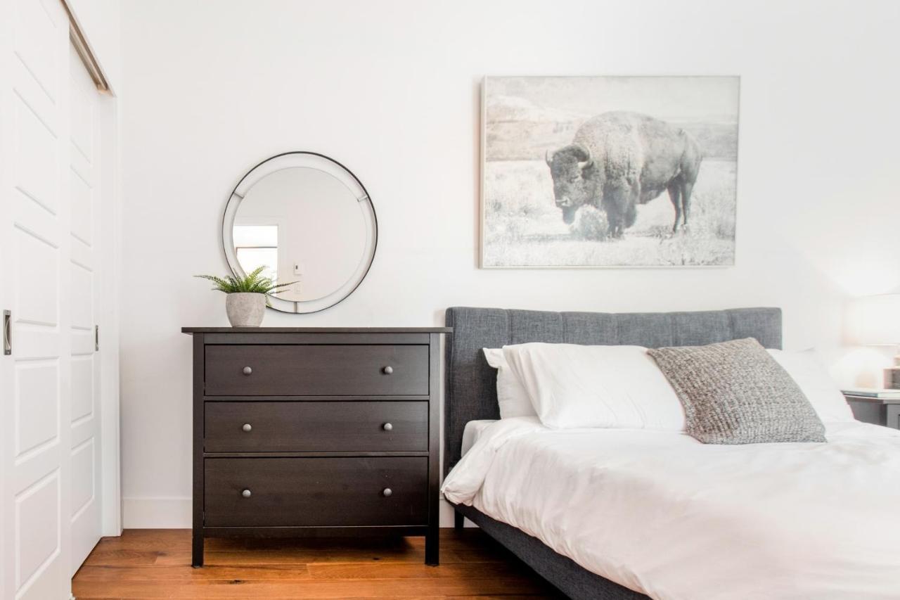 Sleek Condo In The Heart Of Little Italy By Den Stays Montreal Pokoj fotografie
