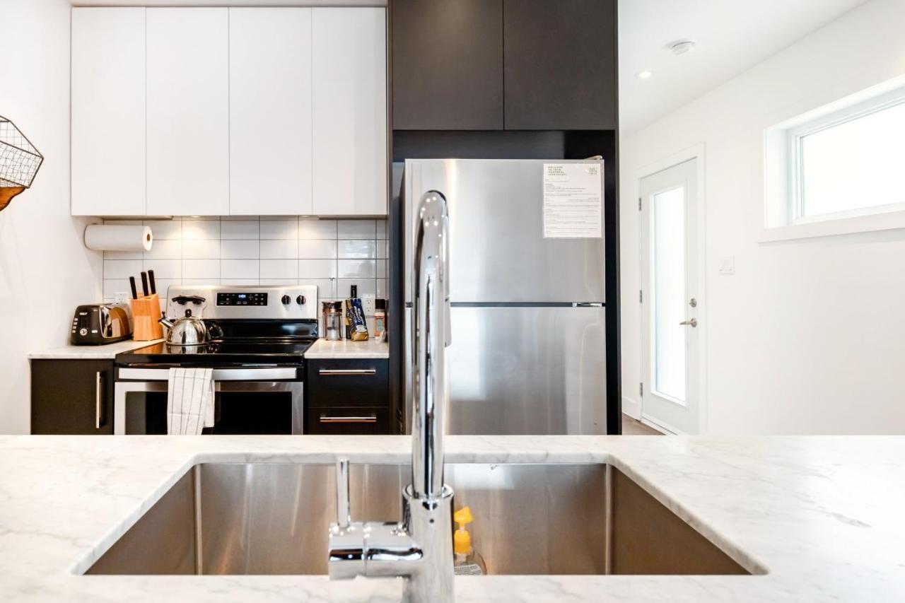 Sleek Condo In The Heart Of Little Italy By Den Stays Montreal Pokoj fotografie