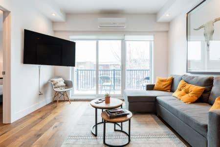 Sleek Condo In The Heart Of Little Italy By Den Stays Montreal Pokoj fotografie