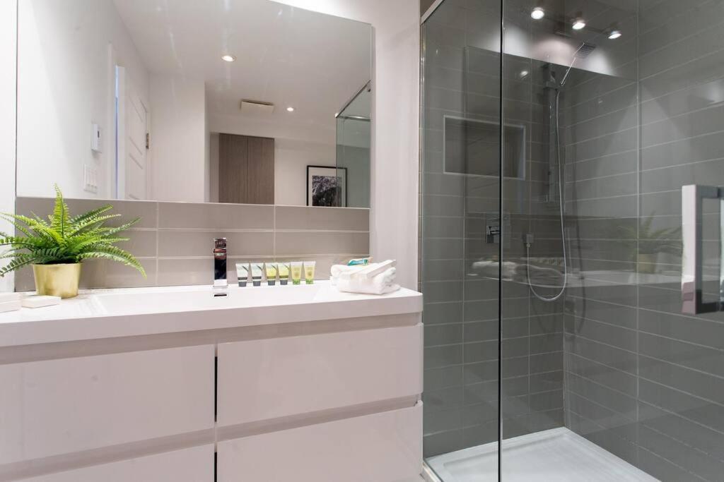 Sleek Condo In The Heart Of Little Italy By Den Stays Montreal Exteriér fotografie