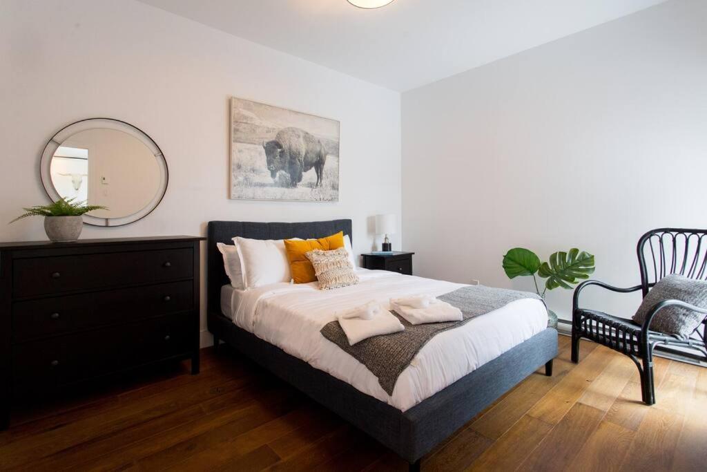 Sleek Condo In The Heart Of Little Italy By Den Stays Montreal Exteriér fotografie