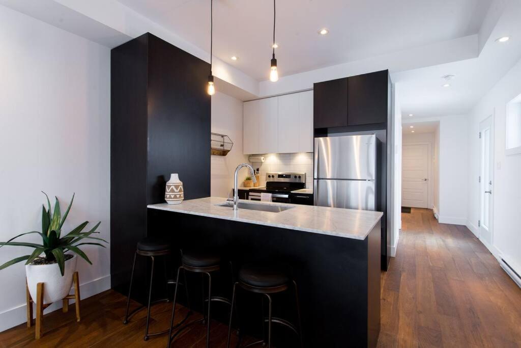 Sleek Condo In The Heart Of Little Italy By Den Stays Montreal Exteriér fotografie