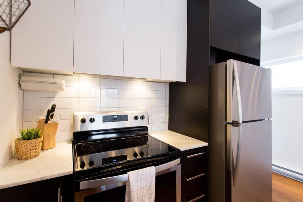 Sleek Condo In The Heart Of Little Italy By Den Stays Montreal Exteriér fotografie