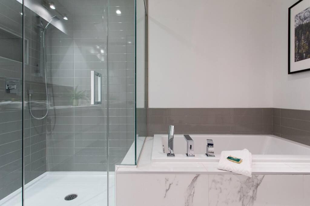 Sleek Condo In The Heart Of Little Italy By Den Stays Montreal Exteriér fotografie