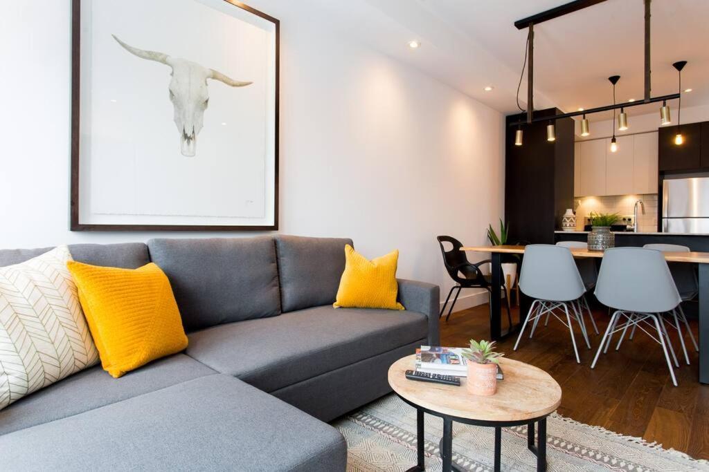 Sleek Condo In The Heart Of Little Italy By Den Stays Montreal Exteriér fotografie
