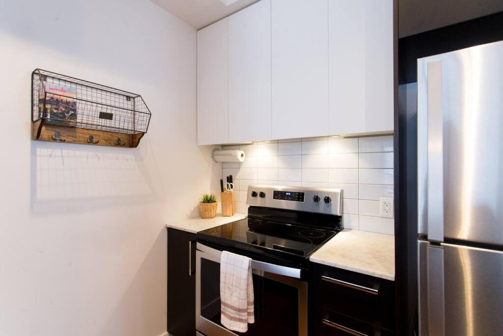 Sleek Condo In The Heart Of Little Italy By Den Stays Montreal Exteriér fotografie