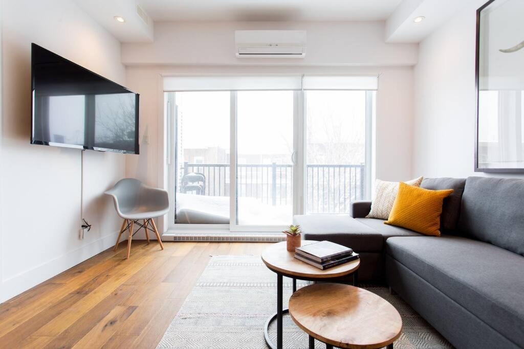 Sleek Condo In The Heart Of Little Italy By Den Stays Montreal Exteriér fotografie