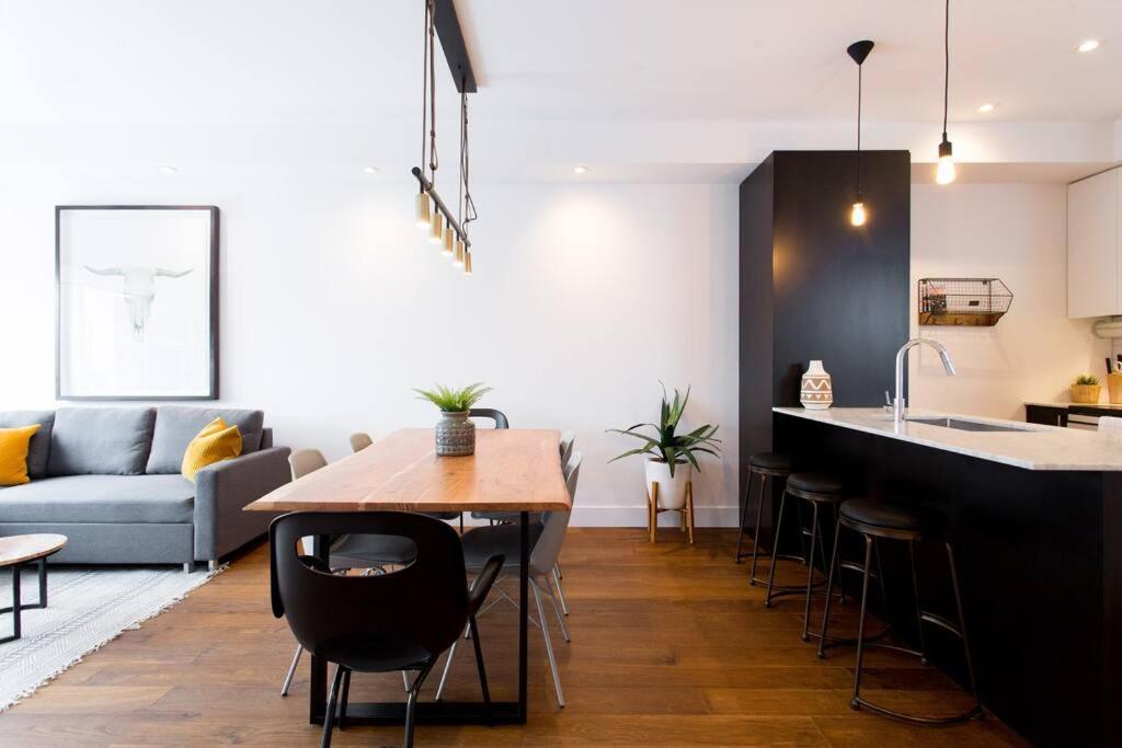 Sleek Condo In The Heart Of Little Italy By Den Stays Montreal Exteriér fotografie