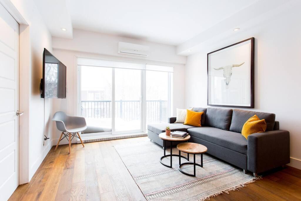 Sleek Condo In The Heart Of Little Italy By Den Stays Montreal Exteriér fotografie