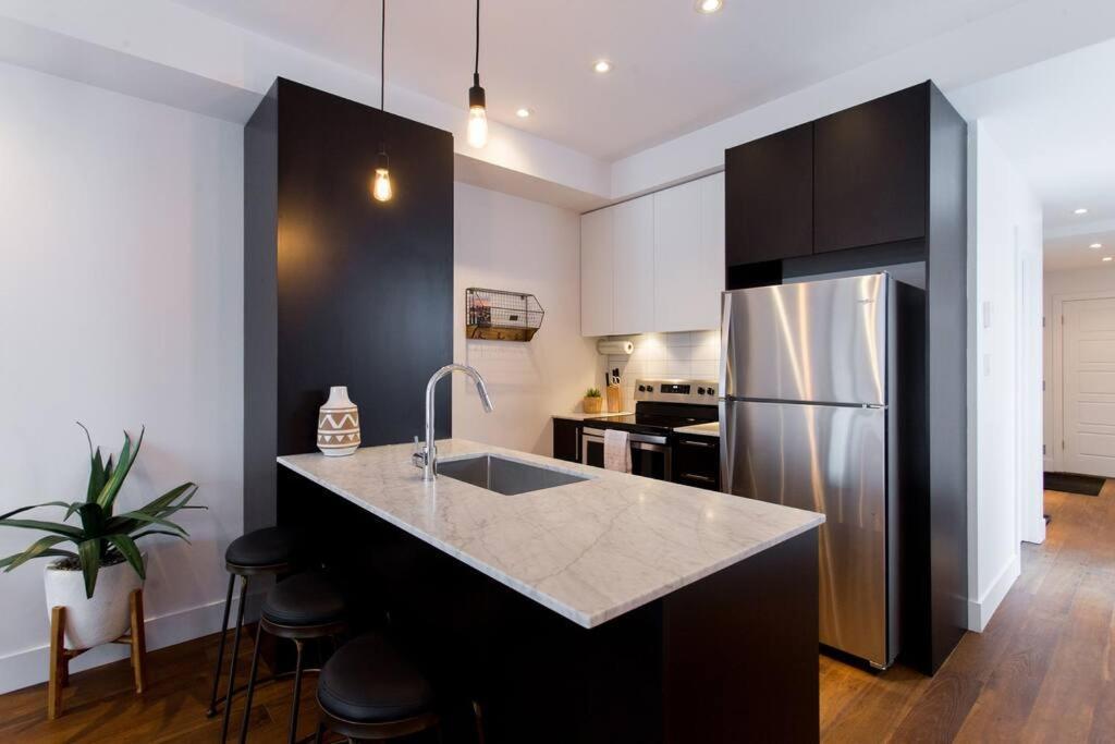 Sleek Condo In The Heart Of Little Italy By Den Stays Montreal Exteriér fotografie
