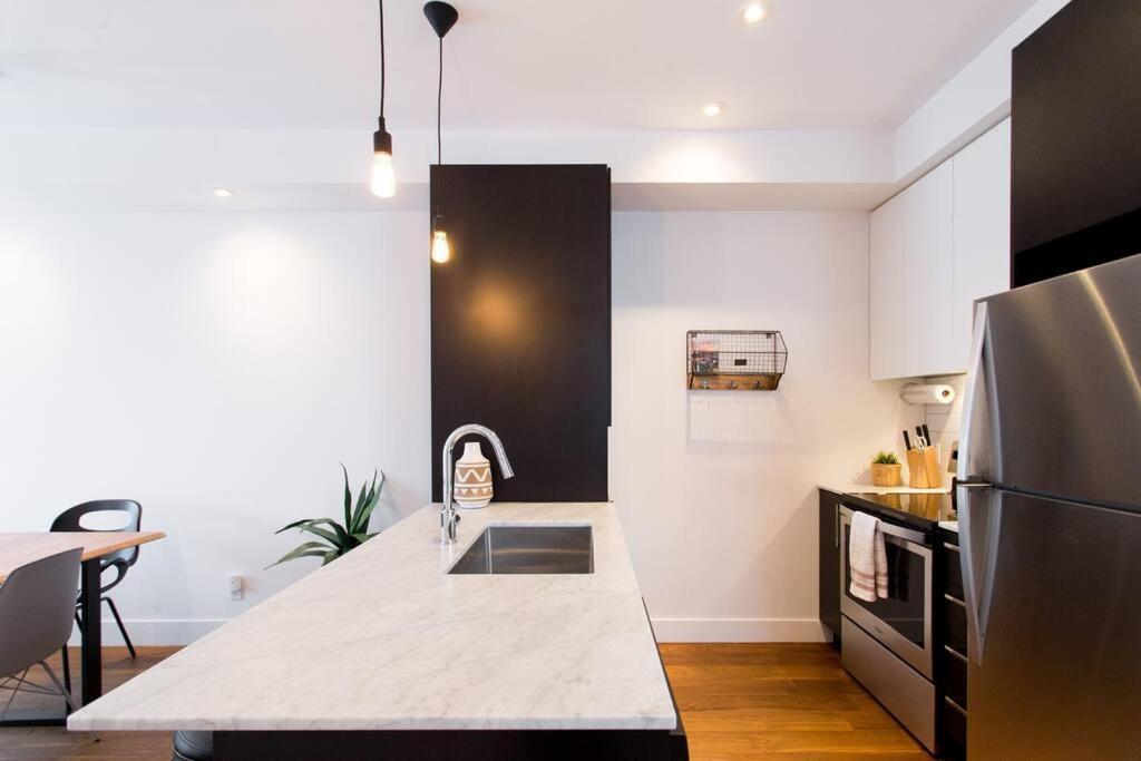 Sleek Condo In The Heart Of Little Italy By Den Stays Montreal Exteriér fotografie