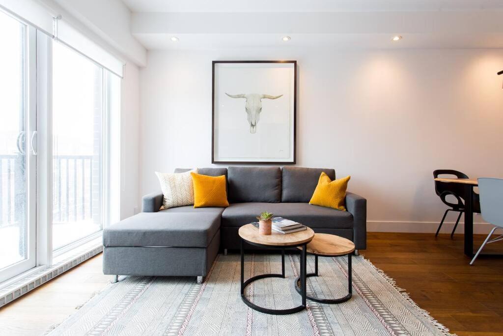 Sleek Condo In The Heart Of Little Italy By Den Stays Montreal Exteriér fotografie