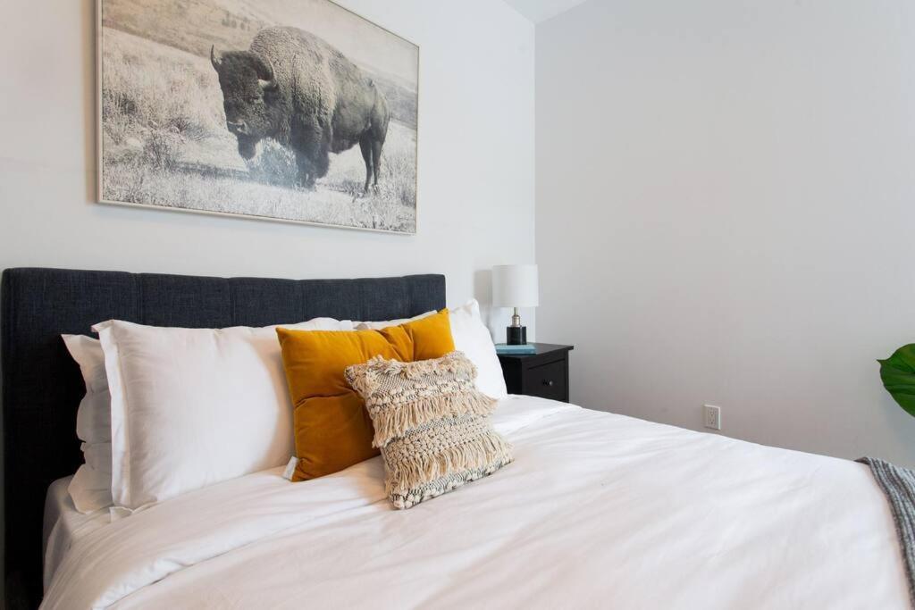 Sleek Condo In The Heart Of Little Italy By Den Stays Montreal Exteriér fotografie
