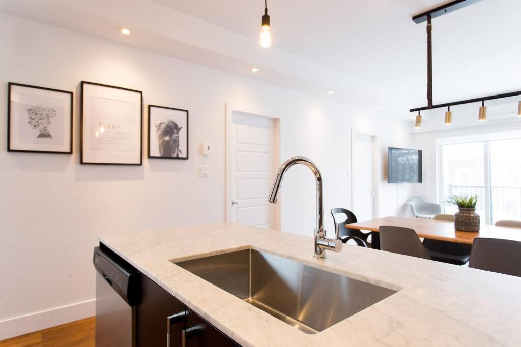 Sleek Condo In The Heart Of Little Italy By Den Stays Montreal Exteriér fotografie