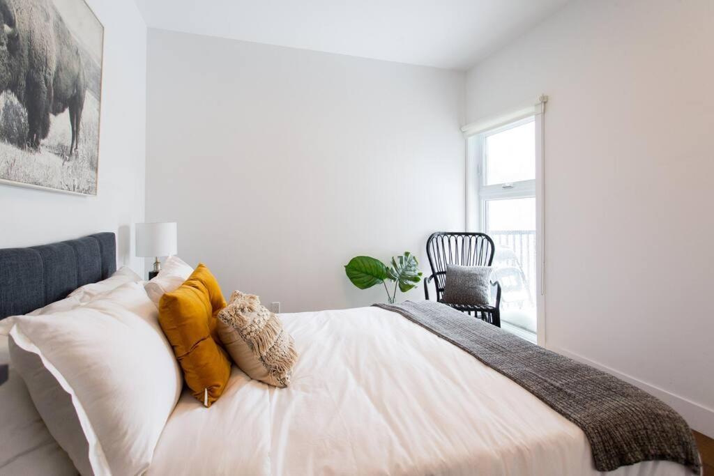 Sleek Condo In The Heart Of Little Italy By Den Stays Montreal Exteriér fotografie